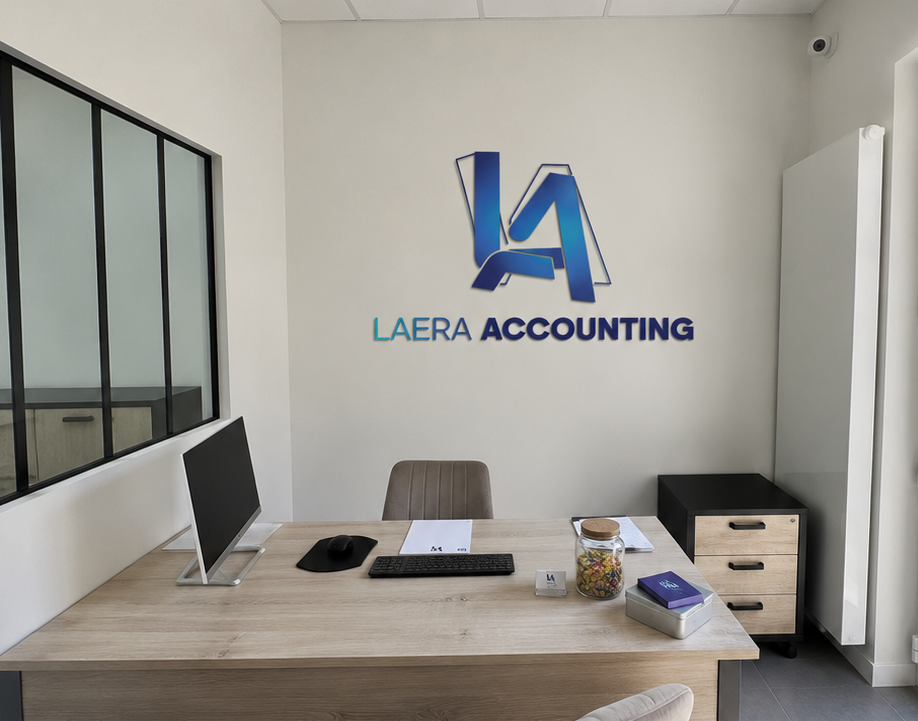 Bureau intérieur LaeraAccounting avec logo mural