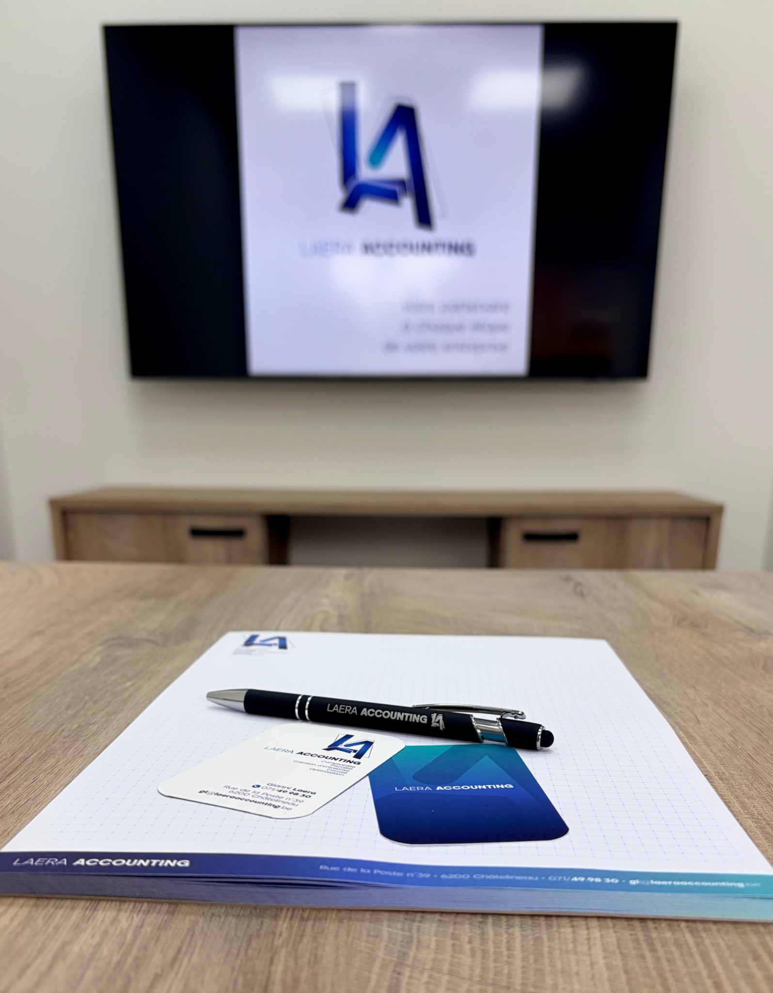 Carnet, stylo et carte LaeraAccounting dans le bureau